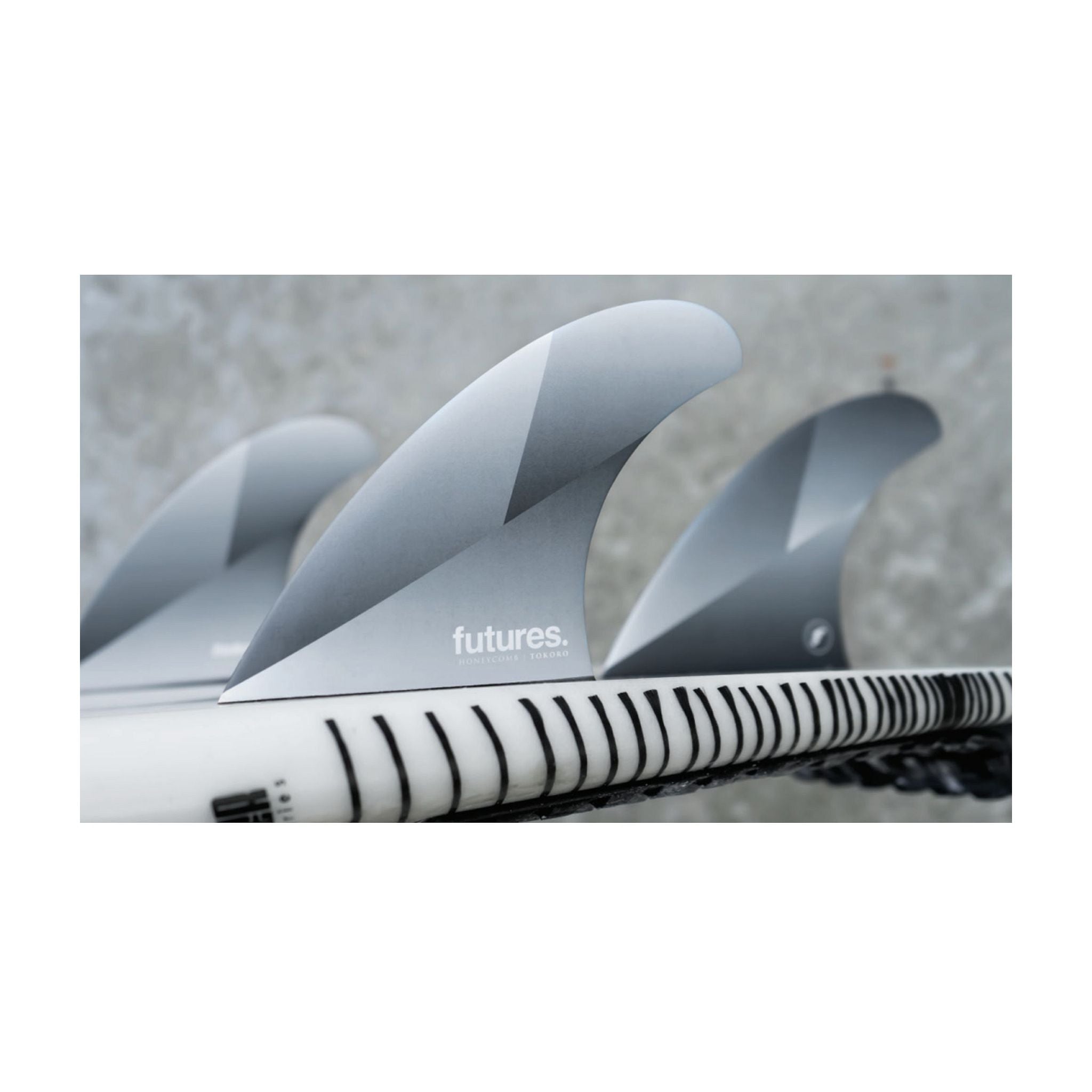 FUTURES Thruster Fin Set Wade Tokoro Honeycomb L Grey