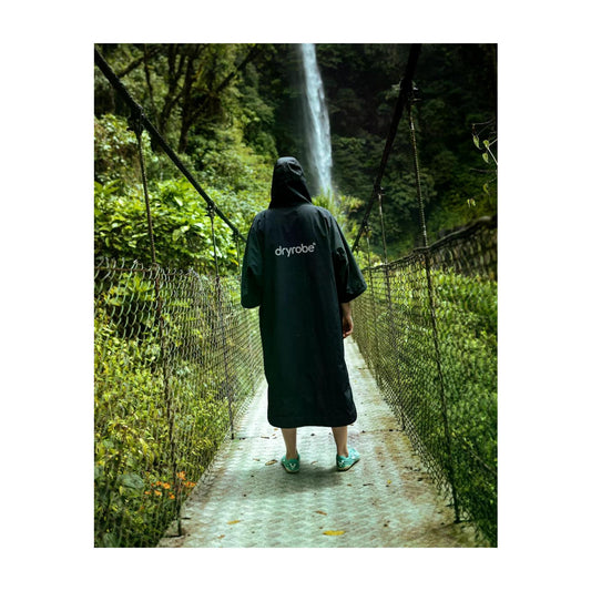 dryrobe tech-lite short sleeve schwarz grau umkleidemantel