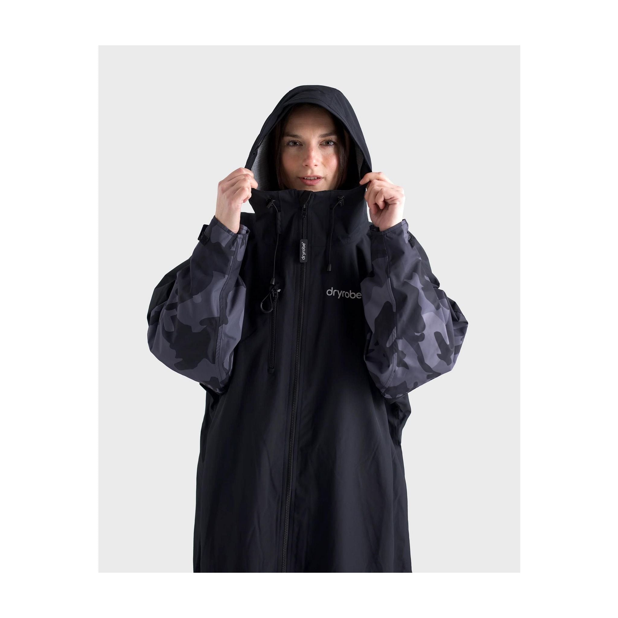 dryrobe tech-lite long sleeve schwarz camo umkleidemantel