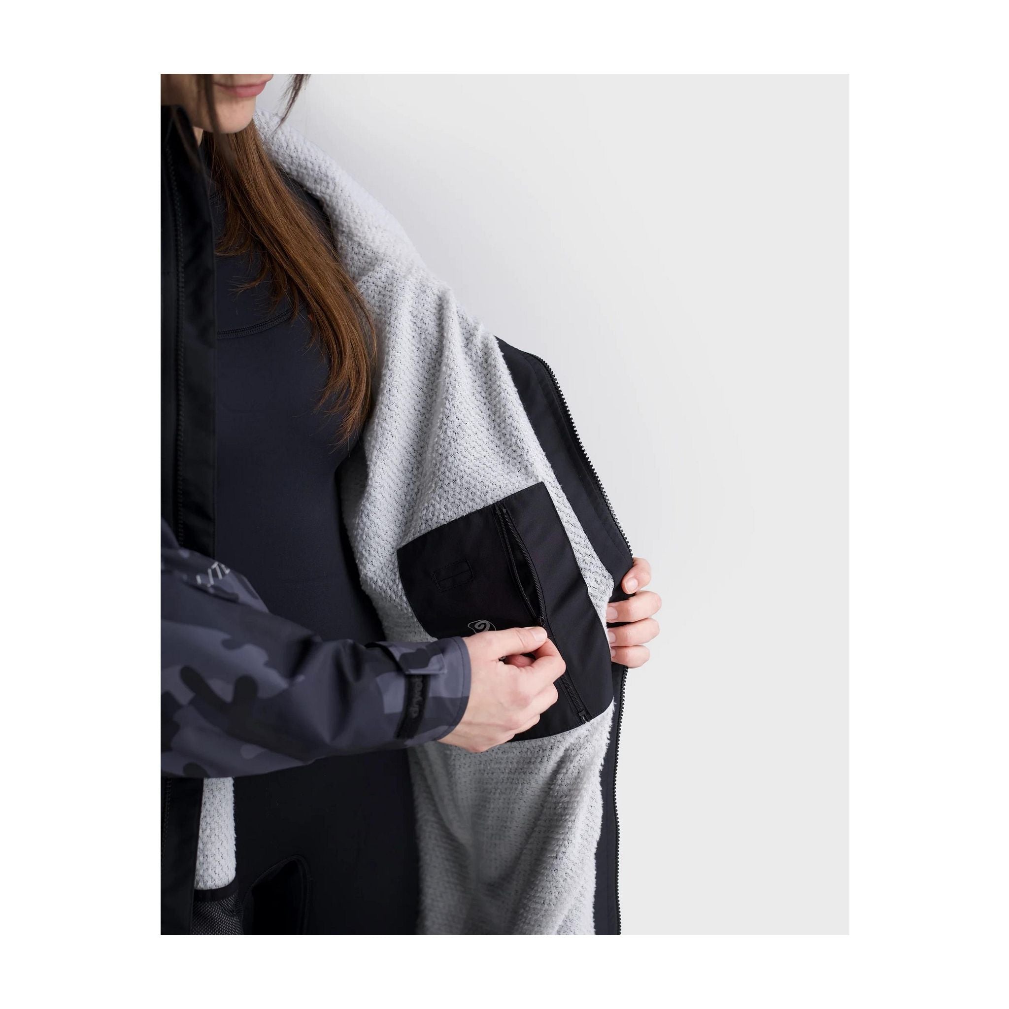 dryrobe tech-lite long sleeve schwarz camo umkleidemantel